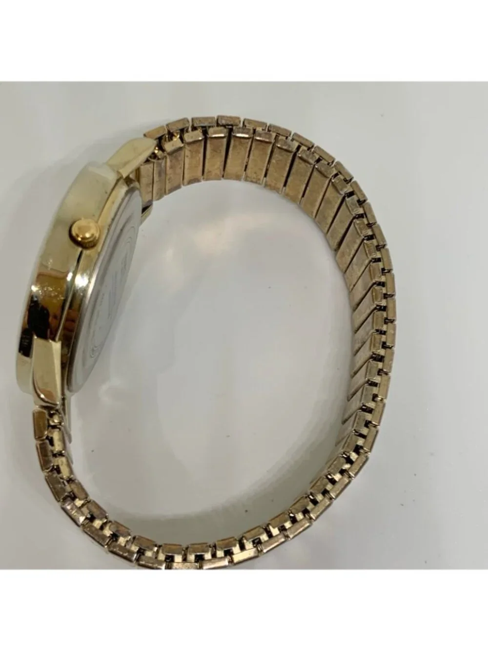 Vintage Timex day date indiglo Watch gold tone 37mm round stretch 7” running